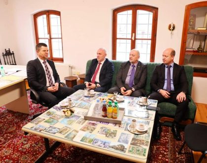 Muftija Kudić sa saradnicima posjetio novoimenovanog direktora Gazi Husrev-begovog vakufa hfz. dr. Senaida Zajimovića