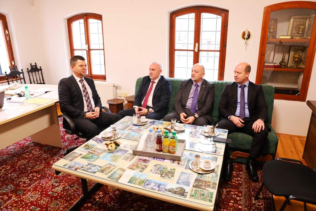 Muftija Kudić sa saradnicima posjetio novoimenovanog direktora Gazi Husrev-begovog vakufa hfz. dr. Senaida Zajimovića