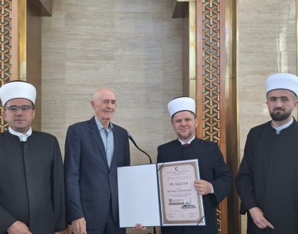 Povodom obilježavanja 10. godina od izgradnje Gradske džamije uručena plaketa hfz. dr. Senaidu Zaimoviću
