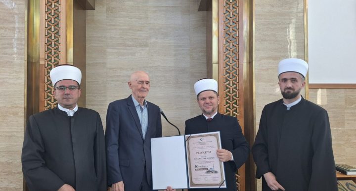 Povodom obilježavanja 10. godina od izgradnje Gradske džamije uručena plaketa hfz. dr. Senaidu Zaimoviću